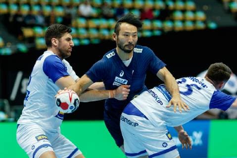 Muenchen, Deutschland, 16.01.2019, IHF Handball WM 2019, Gruppe B, Japan - Island, Olafur Gustafsson (ISL), Tetsuya Kadoyama (JPN) im Zweikampf Elvar Oern Jonsson (ISL) im Zweikampf ( DeFodi048