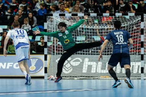 Muenchen, Deutschland, 16.01.2019, IHF Handball WM 2019, Gruppe B, Japan - Island, Stefan Sigurmannson (ISL) und Torwart Akihito Kai (JPN) im Zweikampf ( DeFodi048