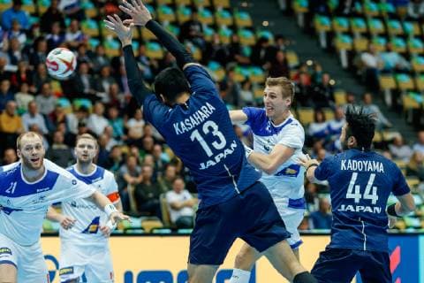Handball WM, Japan - Island Muenchen, Deutschland, 16.01.2019, IHF Handball WM 2019, Gruppe B, Japan - Island, Kenya Kasahara (JPN) und Omar Ingi Magnusson (ISL) im Zweikampf ( DeFodi048
