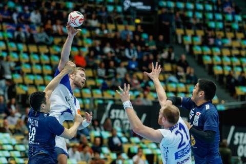 Handball WM, Japan - Island Muenchen, Deutschland, 16.01.2019, IHF Handball WM 2019, Gruppe B, Japan - Island, Kohei Narita (JPN) und Aron Palmarsson (ISL) im Zweikampf ( DeFodi048