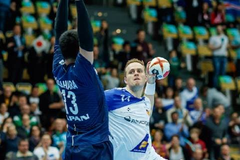Handball WM, Japan - Island Muenchen, Deutschland, 16.01.2019, IHF Handball WM 2019, Gruppe B, Japan - Island, Kenya Kasahara (JPN) und Omar Ingi Magnusson (ISL) im Zweikampf ( DeFodi048