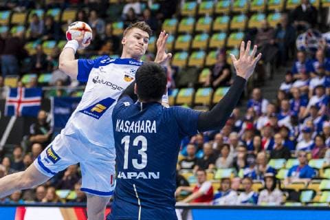 Handball WM, Japan - Island Muenchen, Deutschland 16. Januar 2019: WM 2019 Männer - Gruppe B - Japan vs. Island v.li. Elvar Orn Jonsson (Island), Kenya Kasahara (Japan) Muenchen Olympiahalle Bayern Deutschland