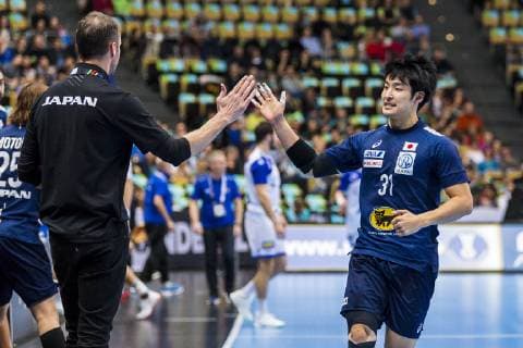 Handball WM, Japan - Island Muenchen, Deutschland 16. Januar 2019: WM 2019 Männer - Gruppe B - Japan vs. Island v.li. Trainer Dagur Sigurdsson (Japan), Tatsuki Yoshino (Japan) Jubel Freude Emotion Muenchen Olympiahalle Bayern Deutschland