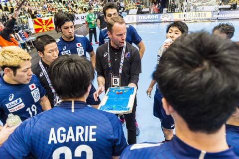Handball WM, Japan - Island Muenchen, Deutschland 16. Januar 2019: WM 2019 Männer - Gruppe B - Japan vs. Island Trainer Dagur Sigurdsson (Japan) in der Auszeit mit Taktiktafel Muenchen Olympiahalle Bayern Deutschland