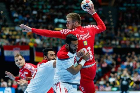 Handball WM, Kroatien - Bahrain Muenchen, Deutschland, 16.01.2019, IHF Handball WM 2019, Gruppe B, Kroatien - Bahrain, Ahmed Dschalal Abbas (BHR) und Luka Cindric (CRO) im Zweikampf ( DeFodi048