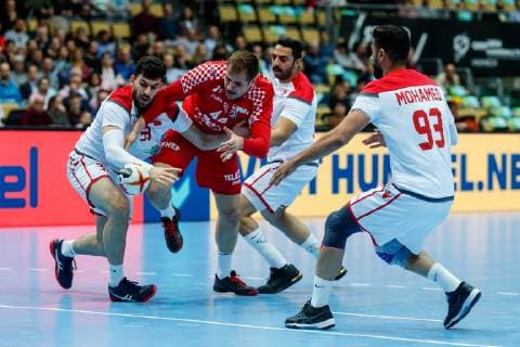 Handball WM, Kroatien - Bahrain Muenchen, Deutschland, 16.01.2019, IHF Handball WM 2019, Gruppe B, Kroatien - Bahrain, Hasan Madan (BHR), Kresimir Kozina (CRO), Dschasim Abbas Al-Salatna (BHR) und Mohammed Habib Hasan (BHR) im Zweikampf ( DeFodi048