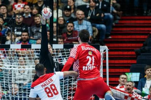 Handball WM, Kroatien - Bahrain Muenchen, Deutschland, 16.01.2019, IHF Handball WM 2019, Gruppe B, Kroatien - Bahrain, Hasan Alfardan (BHR), Torwart Ivan Stevanovic (CRO) und Alen Blazevic (CRO) im Zweikampf ( DeFodi048