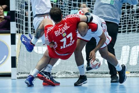 Handball WM, Kroatien - Bahrain Muenchen, Deutschland, 16.01.2019, IHF Handball WM 2019, Gruppe B, Kroatien - Bahrain, Damir Bicanic (CRO) und Mohamed Abdulredha (BHR) im Zweikampf ( DeFodi048