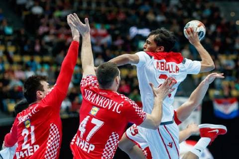 Handball WM, Kroatien - Bahrain Muenchen, Deutschland, 16.01.2019, IHF Handball WM 2019, Gruppe B, Kroatien - Bahrain, Jakov Vrankovic (CRO) und Abdulla Yaseen (BHR) im Zweikampf ( DeFodi048