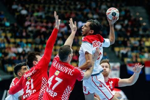 Handball WM, Kroatien - Bahrain Muenchen, Deutschland, 16.01.2019, IHF Handball WM 2019, Gruppe B, Kroatien - Bahrain, Jakov Vrankovic (CRO) und Abdulla Yaseen (BHR) im Zweikampf ( DeFodi048