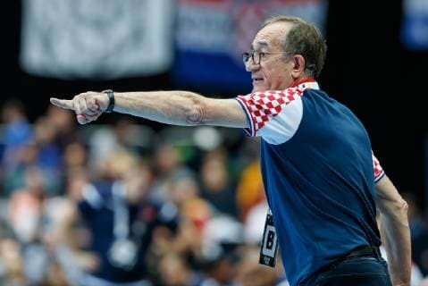 Handball WM, Kroatien - Bahrain Muenchen, Deutschland, 16.01.2019, IHF Handball WM 2019, Gruppe B, Kroatien - Bahrain, Trainer Lino Cervar (CRO) gestikuliert, gestik ( DeFodi048