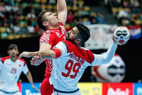 Muenchen, Deutschland, 16.01.2019, IHF Handball WM 2019, Gruppe B, Kroatien - Bahrain, Marin Sipic (CRO) und Husain Al-Sajjad (BHR) im Zweikampf ( DeFodi048