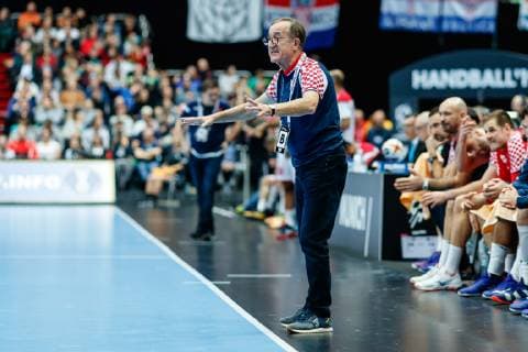 Handball WM, Kroatien - Bahrain Muenchen, Deutschland, 16.01.2019, IHF Handball WM 2019, Gruppe B, Kroatien - Bahrain, Trainer Lino Cervar (CRO) gestikuliert, gestik ( DeFodi048