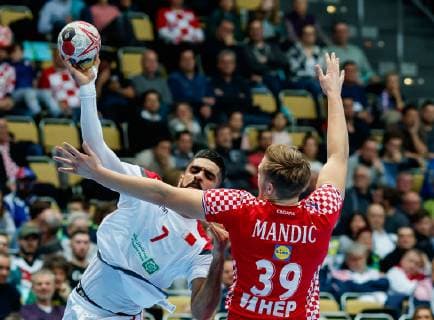 Handball WM, Kroatien - Bahrain Muenchen, Deutschland, 16.01.2019, IHF Handball WM 2019, Gruppe B, Kroatien - Bahrain, Ali Mersa (BHR) und David Mandic (CRO) im Zweikampf ( DeFodi048