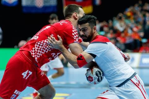 Handball WM, Kroatien - Bahrain Muenchen, Deutschland, 16.01.2019, IHF Handball WM 2019, Gruppe B, Kroatien - Bahrain, Jakov Vrankovic (CRO) und Husain Al-Sajjad (BHR) im Zweikampf ( DeFodi048