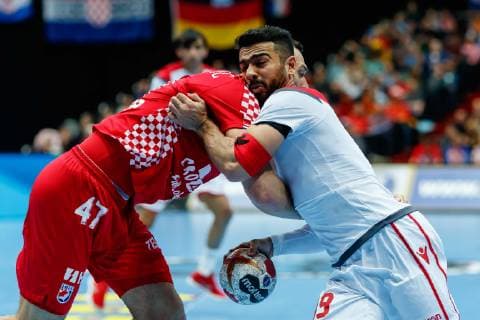 Sport Bilder des Tages Muenchen, Deutschland, 16.01.2019, IHF Handball WM 2019, Gruppe B, Kroatien - Bahrain, Jakov Vrankovic (CRO) und Husain Al-Sajjad (BHR) im Zweikampf ( DeFodi048