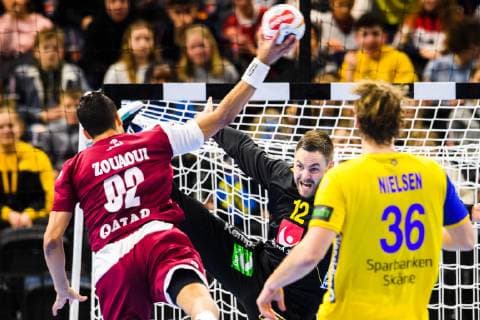Sport Bilder des Tages Handball WM, Katar - Schweden 190116 Anis Zouaoui of Angola and goalkeeper Andreas Palicka of Sweden during the IHF World Handball Championship match between Qatar and Sweden on January 16, 2019 in Copenhagen. Photo: Ludvig Thunman BILDBYRN kod LT 35580 Copyright: LUDVIGxTHUNMAN BB190116LT026