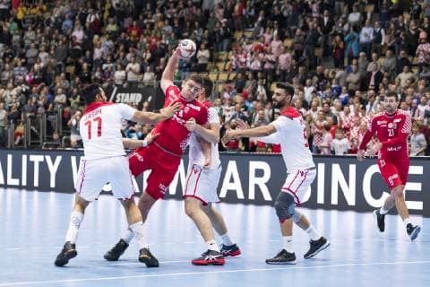 Handball WM 19, Vorrunde, Gruppe B, Begegnung:Kroatien - Bahrain Olympiahalle Muenchen. 16.01.2019 Im Bild: b77Dschasim Abbas Al-Salatnak, 13Zlatko Horvat Â