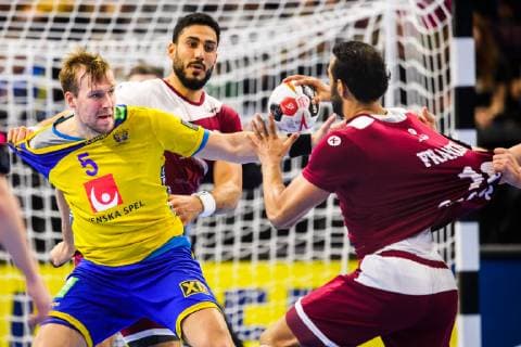 Handball WM, Katar - Schweden 190116 Max Darj of Sweden in a duel with Firas Chaieb and Wajdi Sinen of Qatar during the IHF World Handball Championship match between Qatar and Sweden on January 16, 2019 in Copenhagen. Photo: Ludvig Thunman BILDBYRN kod LT 35580 Copyright: LUDVIGxTHUNMAN BB190116LT029