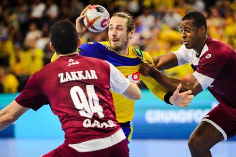 Handball WM, Katar - Schweden 190116. Kim Ekdahl du Rietz of Sweden in a duel with Wajdi Sinen and Rafael Capote of Qatar during the IHF World Handball Championship match between Qatar and Sweden on January 16, 2019 in Copenhagen. Photo: Ludvig Thunman BILDBYRN kod LT 35580 Copyright: LUDVIGxTHUNMAN BB190116LT040