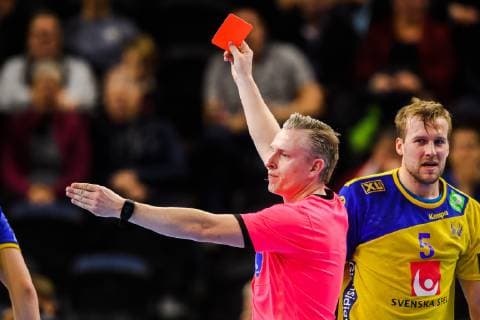 Handball WM, Katar - Schweden 190116 Linus Arnesson of Sweden (not in picture) receives a red card during the IHF World Handball Championship match between Qatar and Sweden on January 16, 2019 in Copenhagen. Photo: Ludvig Thunman BILDBYRN kod LT 35580 Copyright: LUDVIGxTHUNMAN BB190116LT046