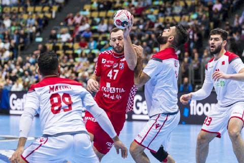 Handball WM, Kroatien - Bahrain Muenchen, Deutschland 16. Januar 2019: WM 2019 Männer - Gruppe B - Kroatien vs. Bahrain v.li. Mahdi Saad (Bahrain), Jakov Vrankovic (Kroatien), Muenchen Olympiahalle Bayern Deutschland