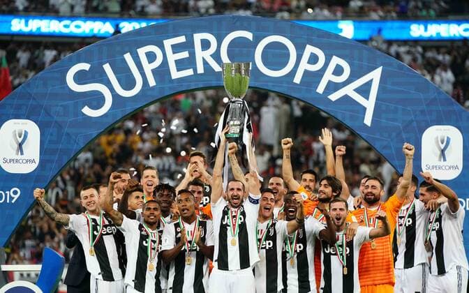 Sport Themen der Woche KW03 Sport Bilder des Tages Fußball, Supercup ITA in Dschidda, Juventus Turin - AC Mailand Photo Spada LaPresse January 16 , 2019 Jeddah (Saudi Arabia ) soccer Juventus vs Milan - Italian Super Cup 2019 - stadium " King Abdullah Sports City " In the pic: Juventus players celebrates winning the Super Cup  Copyright: xSpada LaPressex