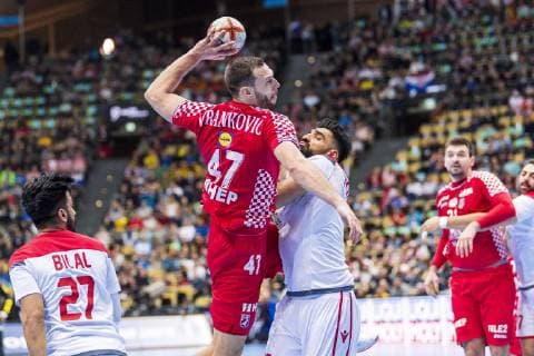 Handball WM, Kroatien - Bahrain Muenchen, Deutschland 16. Januar 2019: WM 2019 Männer - Gruppe B - Kroatien vs. Bahrain v.li. Bilal Basham (Bahrain), Jakov Vrankovic (Kroatien), Mohamed Merza (Bahrain) Muenchen Olympiahalle Bayern Deutschland