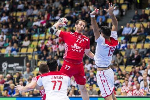 Handball WM, Kroatien - Bahrain Muenchen, Deutschland 16. Januar 2019: WM 2019 Männer - Gruppe B - Kroatien vs. Bahrain v.li. Jasmin Alsalatna (Bahrain), Damir Bicanic (Kroatien), Mohamed Merza (Bahrain) Muenchen Olympiahalle Bayern Deutschland