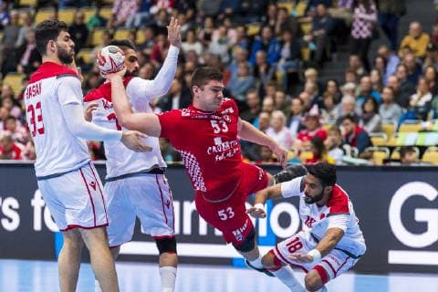 Handball WM, Kroatien - Bahrain Muenchen, Deutschland 16. Januar 2019: WM 2019 Männer - Gruppe B - Kroatien vs. Bahrain v.li. Hasan Madan (Bahrain), Marin Sipic (Kroatien), Ahmed Jalal (Bahrain) Muenchen Olympiahalle Bayern Deutschland
