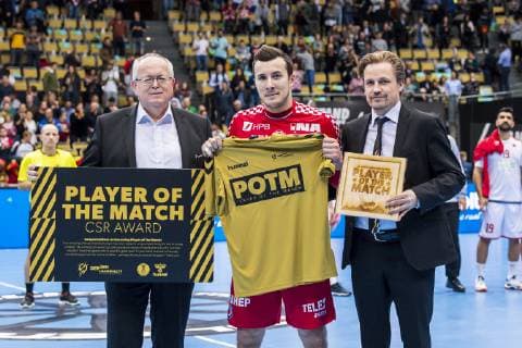 Handball WM, Kroatien - Bahrain Muenchen, Deutschland 16. Januar 2019: WM 2019 Männer - Gruppe B - Kroatien vs. Bahrain v.li. Hans Artschwager, Player of the Match Manuel Strlek (Kroatien), Crhistoph Wendt Muenchen Olympiahalle Bayern Deutschland
