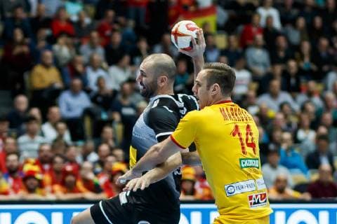Handball WM, Mazedonien - Spanien Muenchen, Deutschland, 16.01.2019, IHF Handball WM 2019, Gruppe B, Mazedonien - Spanien, Joan Canellas (ESP) und Velko Markoski (MKD) im Zweikampf ( DeFodi048