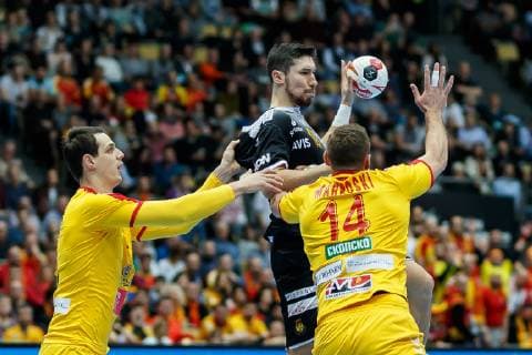 Handball WM, Mazedonien - Spanien Muenchen, Deutschland, 16.01.2019, IHF Handball WM 2019, Gruppe B, Mazedonien - Spanien, Filip Taleski (MKD), Alex Dujshebaev (ESP) und Velko Markoski (MKD) im Zweikampf ( DeFodi048