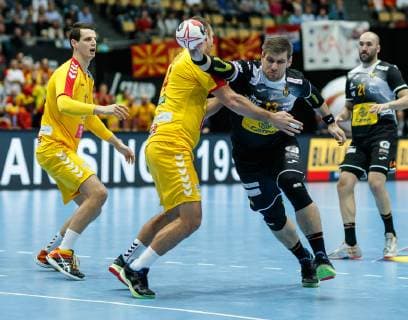 Handball WM, Mazedonien - Spanien Muenchen, Deutschland, 16.01.2019, IHF Handball WM 2019, Gruppe B, Mazedonien - Spanien, Velko Markoski (MKD) und Julen Aguinagalde (ESP) im Zweikampf ( DeFodi048