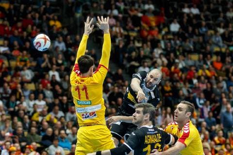 Handball WM, Mazedonien - Spanien Muenchen, Deutschland, 16.01.2019, IHF Handball WM 2019, Gruppe B, Mazedonien - Spanien, Filip Taleski (MKD) und Joan Canellas (ESP) im Zweikampf ( DeFodi048