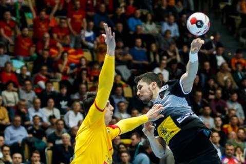 Handball WM, Mazedonien - Spanien Muenchen, Deutschland, 16.01.2019, IHF Handball WM 2019, Gruppe B, Mazedonien - Spanien, Filip Taleski (MKD) und Alex Dujshebaev (ESP) im Zweikampf ( DeFodi048