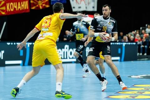 Handball WM, Mazedonien - Spanien Muenchen, Deutschland, 16.01.2019, IHF Handball WM 2019, Gruppe B, Mazedonien - Spanien, Filip Lazarov (MKD) und Gedeon Guardiola (ESP) im Zweikampf ( DeFodi048