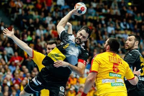 Handball WM, Mazedonien - Spanien Muenchen, Deutschland, 16.01.2019, IHF Handball WM 2019, Gruppe B, Mazedonien - Spanien, Filip Lazarov (MKD) und Raul Entrerrios (ESP) im Zweikampf ( DeFodi048