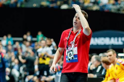 Handball WM, Mazedonien - Spanien Muenchen, Deutschland, 16.01.2019, IHF Handball WM 2019, Gruppe B, Mazedonien - Spanien, Trainer Raul Gonzalez Gutierrez (MKD) gestikuliert, gestik ( DeFodi048