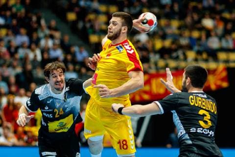 Handball WM, Mazedonien - Spanien Muenchen, Deutschland, 16.01.2019, IHF Handball WM 2019, Gruppe B, Mazedonien - Spanien, Viran Morros (ESP), Filip Kuzmanovski (MKD) und Eduardo Gurbindo (ESP) im Zweikampf ( DeFodi048
