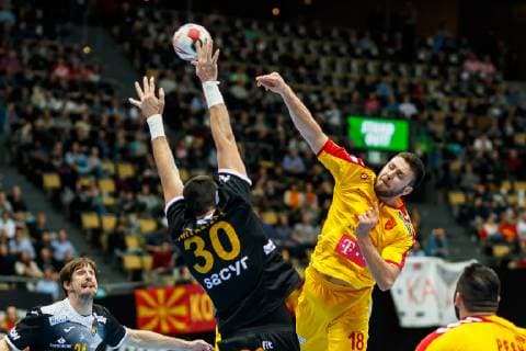 Handball WM, Mazedonien - Spanien Muenchen, Deutschland, 16.01.2019, IHF Handball WM 2019, Gruppe B, Mazedonien - Spanien, Gedeon Guardiola (ESP) und Filip Kuzmanovski (MKD) im Zweikampf ( DeFodi048
