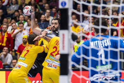 Muenchen, Deutschland 16. Januar 2019: WM 2019 Männer - Gruppe B - Mazedonien vs. Spanien v.li. Martin Serafimov (Mazedonien), Raul Entrerrios Rodriguez (Spanien), Martin Popovski (Mazedonien), Torhueter Nikola Mitrevski (Mazedonien) Muenchen Olympiahalle Bayern Deutschland