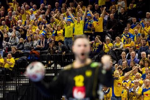 Handball WM, Katar - Schweden 190116 Supporters of Sweden celebrate in the stands wotj goalkeeper Andreas Palicka blurry in the foreground during the IHF World Handball Championship match between Qatar and Sweden on January 16, 2019 in Copenhagen. Photo: Ludvig Thunman BILDBYRN kod LT 35580 Copyright: LUDVIGxTHUNMAN BB190116LT089
