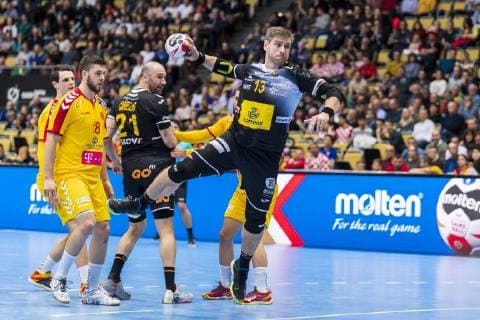 Muenchen, Deutschland 16. Januar 2019: WM 2019 Männer - Gruppe B - Mazedonien vs. Spanien v.li. Filip Kuzmanovski (Mazedonien), Joan Canellas (Spanien), Julen Aguinagalde (Spanien) Muenchen Olympiahalle Bayern Deutschland