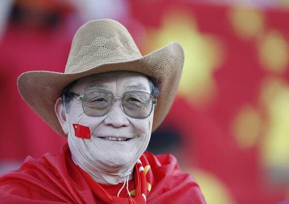 Sport Themen der Woche KW03 Sport Bilder des Tages (190117) -- BEIJING, Jan. 17, 2019 (Xinhua) -- A fan of China cheers for the team before the 2019 AFC Asian Cup group C match between China and South Korea at the Al Nahyan Stadium in Abu Dhabi, the United Arab Emirates, Jan. 16, 2019. (Xinhua Ding Xu) XINHUA PHOTOS OF THE DAY 