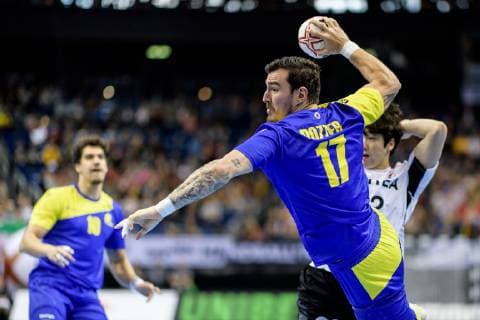 Brasilien vs Korea, Handball Weltmeisterschaft 2019, 17.01.2019 l-r: Jose Toledo (BRA 10), Alexandro Pozzer (BRA 17) und Seunghyun Seo (COR 22) beim Spiel zwischen Brasilien und Korea bei der Handball Weltmeisterschaft in Berlin am 17.01.2019, , Berlin BER Germany Mercedes-Benz-Arena