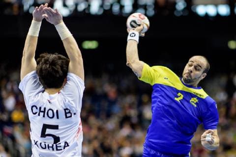 Brasilien vs Korea, Handball Weltmeisterschaft 2019, 17.01.2019 Henrique Teixeira (BRA 2) und Beom-Mun Choi (COR 5) beim Spiel zwischen Brasilien und Korea bei der Handball Weltmeisterschaft in Berlin am 17.01.2019, , Berlin BER Germany Mercedes-Benz-Arena
