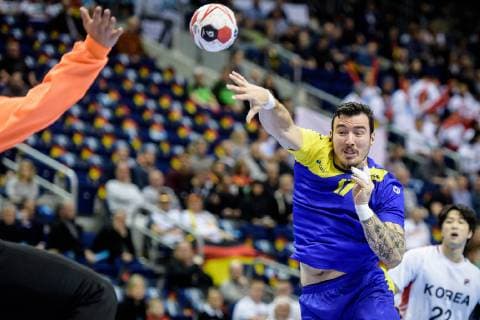Brasilien vs Korea, Handball Weltmeisterschaft 2019, 17.01.2019 Alexandro Pozzer (BRA 17) mit Seunghyun Seo (COR 22) beim Spiel zwischen Brasilien und Korea bei der Handball Weltmeisterschaft in Berlin am 17.01.2019, , Berlin BER Germany Mercedes-Benz-Arena