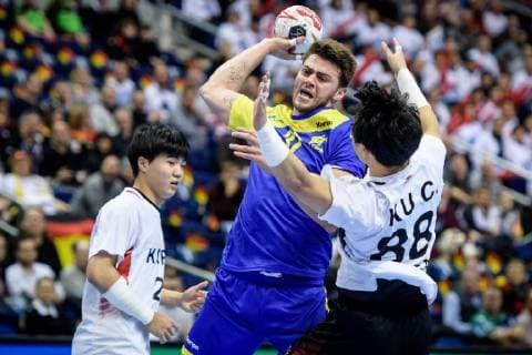 Brasilien vs Korea, Handball Weltmeisterschaft 2019, 17.01.2019 Haniel Langaro (BRA 37) gegen Chnageun Ku (COR 88) beim Spiel zwischen Brasilien und Korea bei der Handball Weltmeisterschaft in Berlin am 17.01.2019, , Berlin BER Germany Mercedes-Benz-Arena