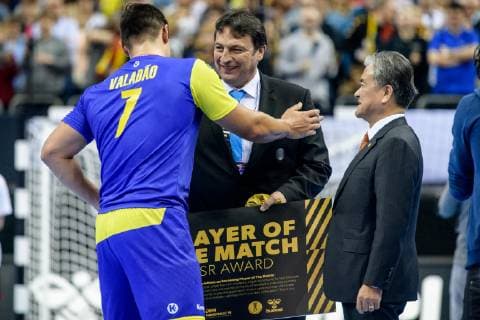 Brasilien vs Korea, Handball Weltmeisterschaft 2019, 17.01.2019 Jose Toledo (BRA 7) wird zum Spieler des Spiels gewählt beim Spiel zwischen Brasilien und Korea bei der Handball Weltmeisterschaft in Berlin am 17.01.2019, , Berlin BER Germany Mercedes-Benz-Arena
